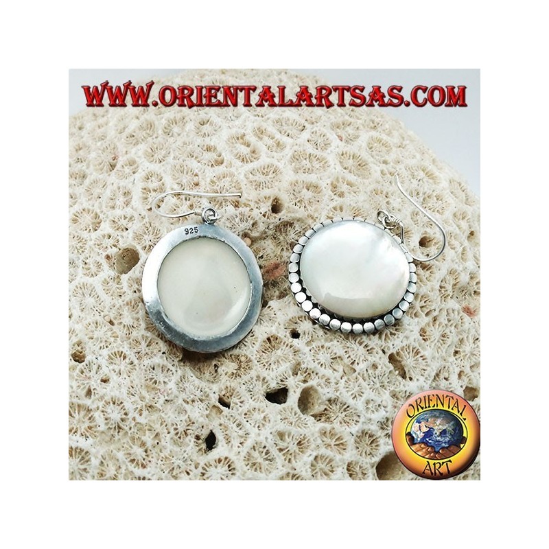 Pendientes de plata con gran madreperla redonda rodeada de discos.