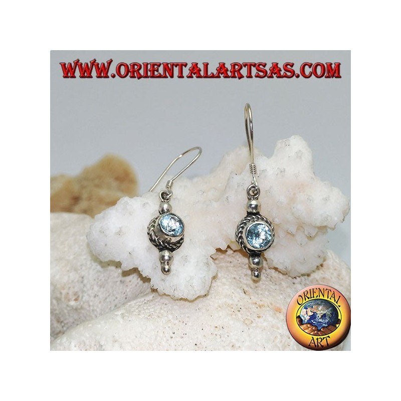Boucles d'oreilles rondes en argent topaze bleue entourées d'entrelacs et d'une petite boule au dessus et deux en dessous