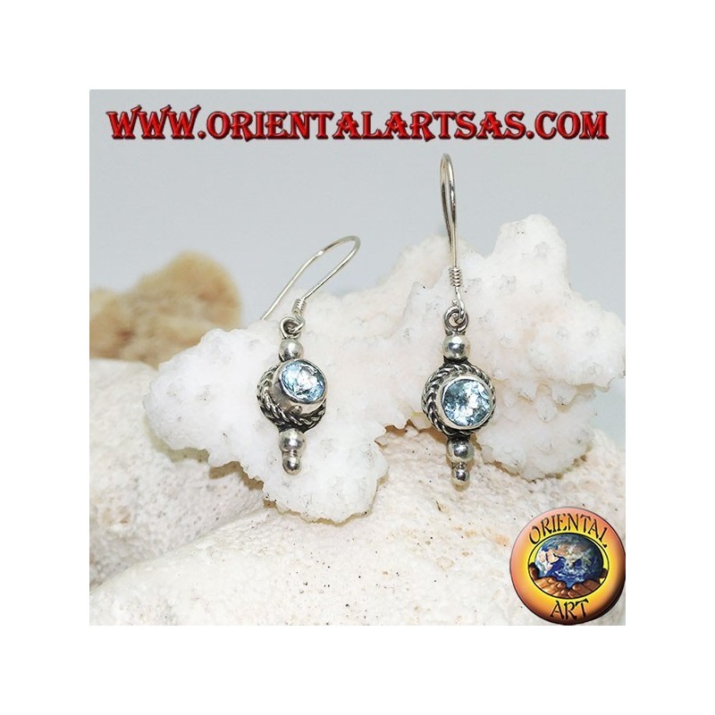 Pendientes redondos de plata de topacio azul rodeados de entrelazado y una pequeña bola arriba y dos debajo