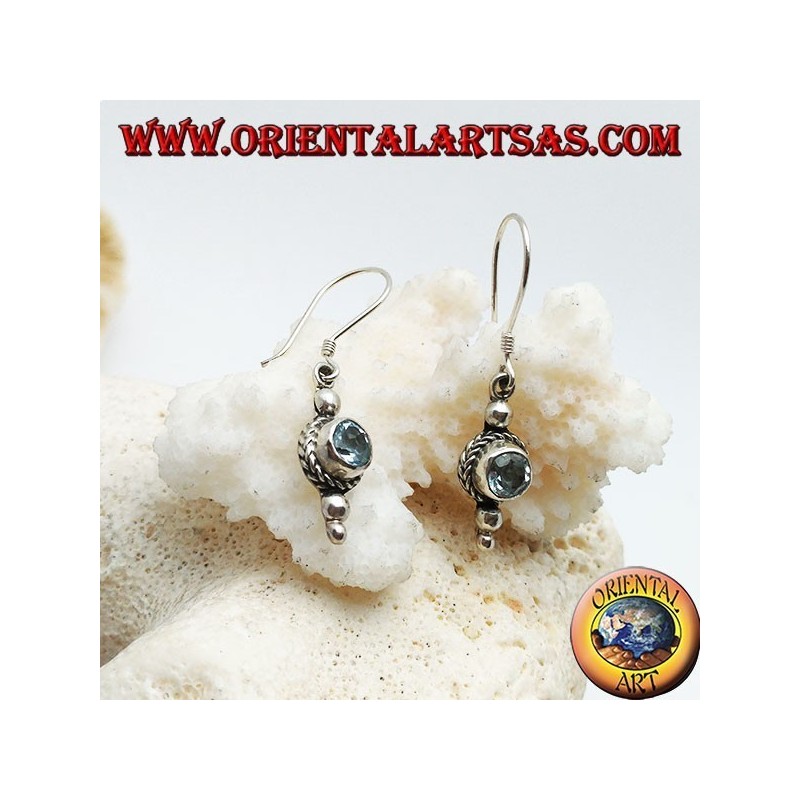 Boucles d'oreilles rondes en argent topaze bleue entourées d'entrelacs et d'une petite boule au dessus et deux en dessous