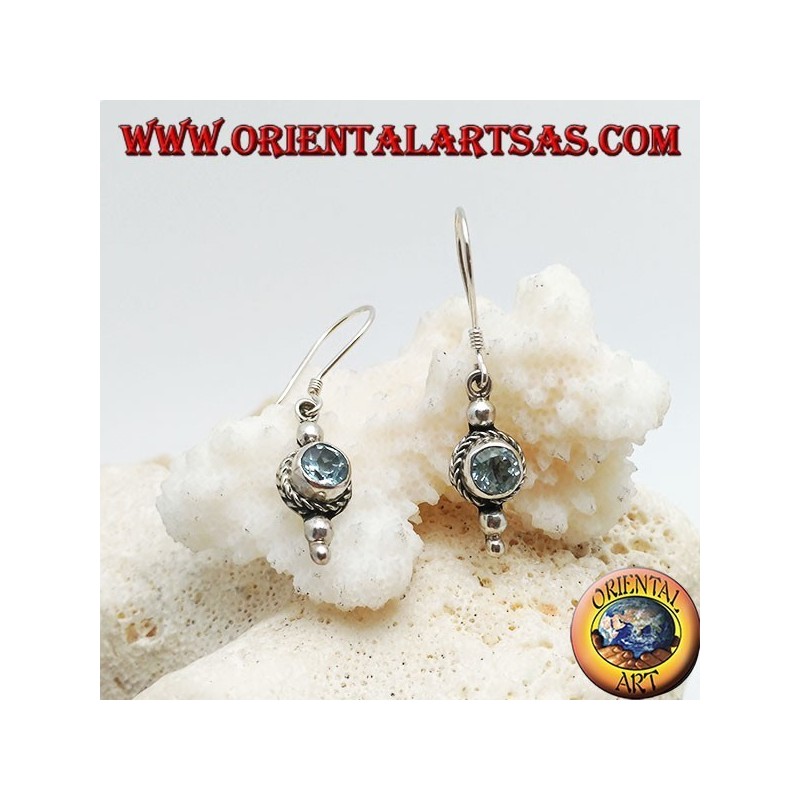 Pendientes redondos de plata de topacio azul rodeados de entrelazado y una pequeña bola arriba y dos debajo