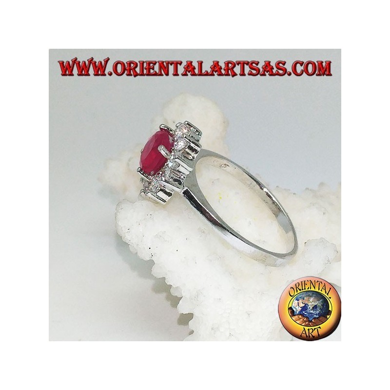 Anello in argento a fiore con rubino tondo sintetico con petali di zirconi bianchi incastonati