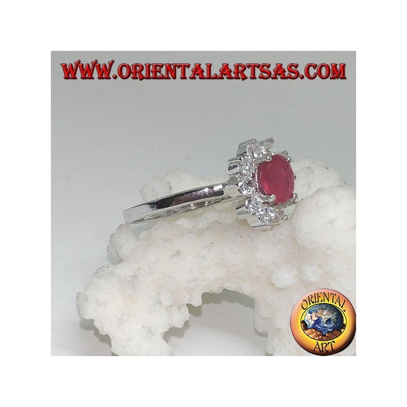 Anello in argento a fiore con rubino tondo sintetico con petali di zirconi bianchi incastonati