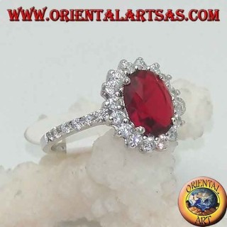Anello in argento con granato ovale sfaccettato incastonato e zirconi bianchi intorno e sui lati
