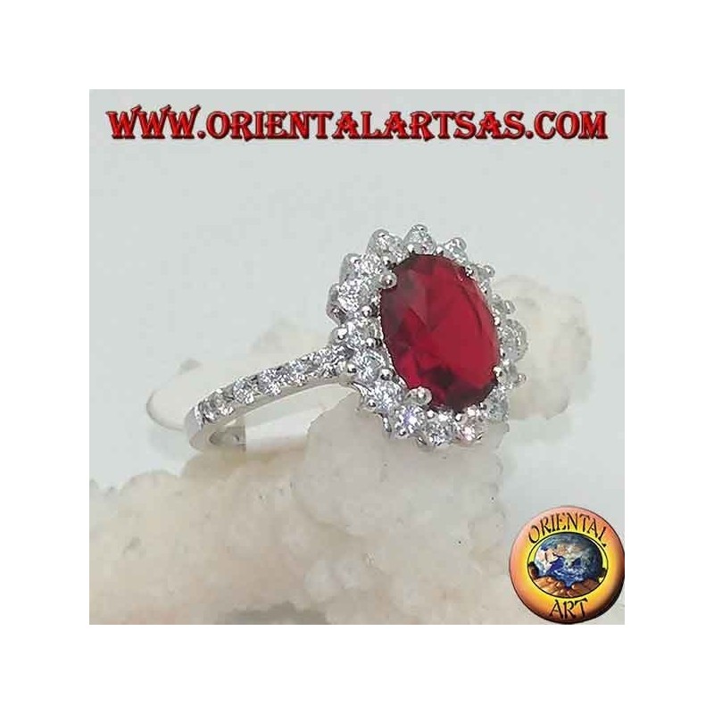 Anillo de plata con granate ovalado facetado y circonitas blancas alrededor y a los lados