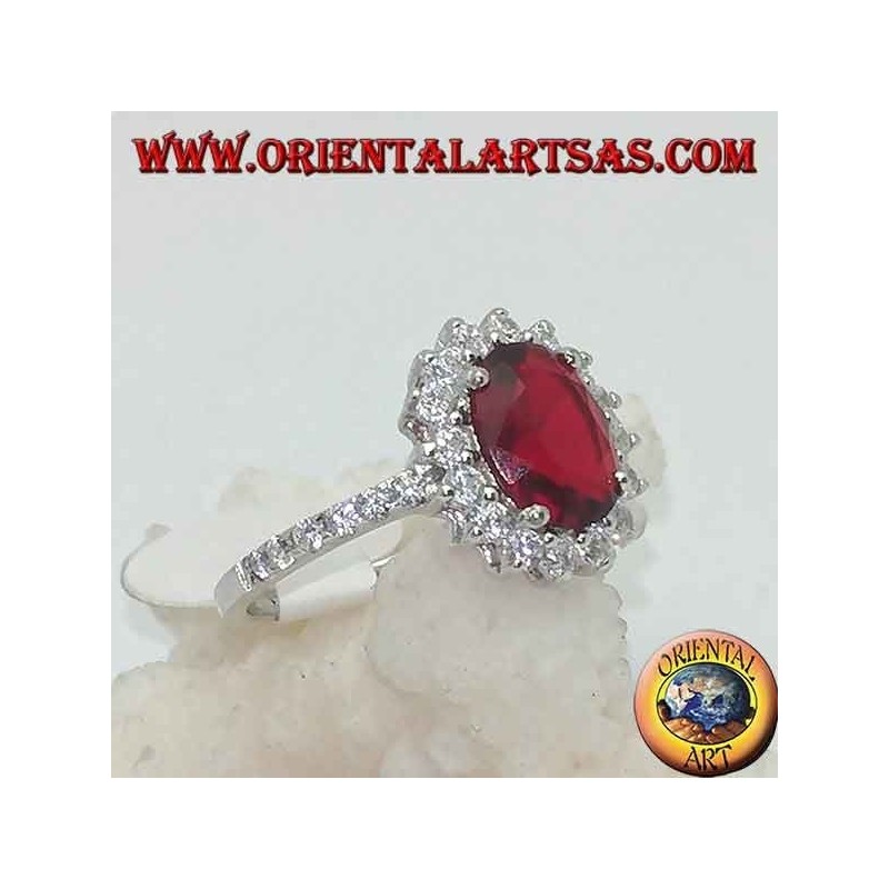 Silberring mit ovalem, facettiertem Granat und weißen Zirkonen an und an den Seiten