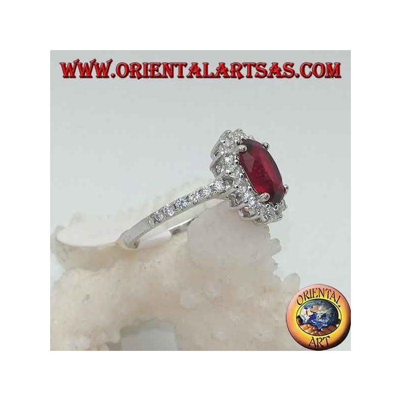 Bague en argent avec grenat ovale à facettes et zircons blancs autour et sur les côtés