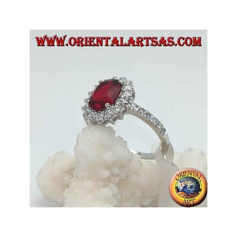 Anillo de plata con granate ovalado facetado y circonitas blancas alrededor y a los lados