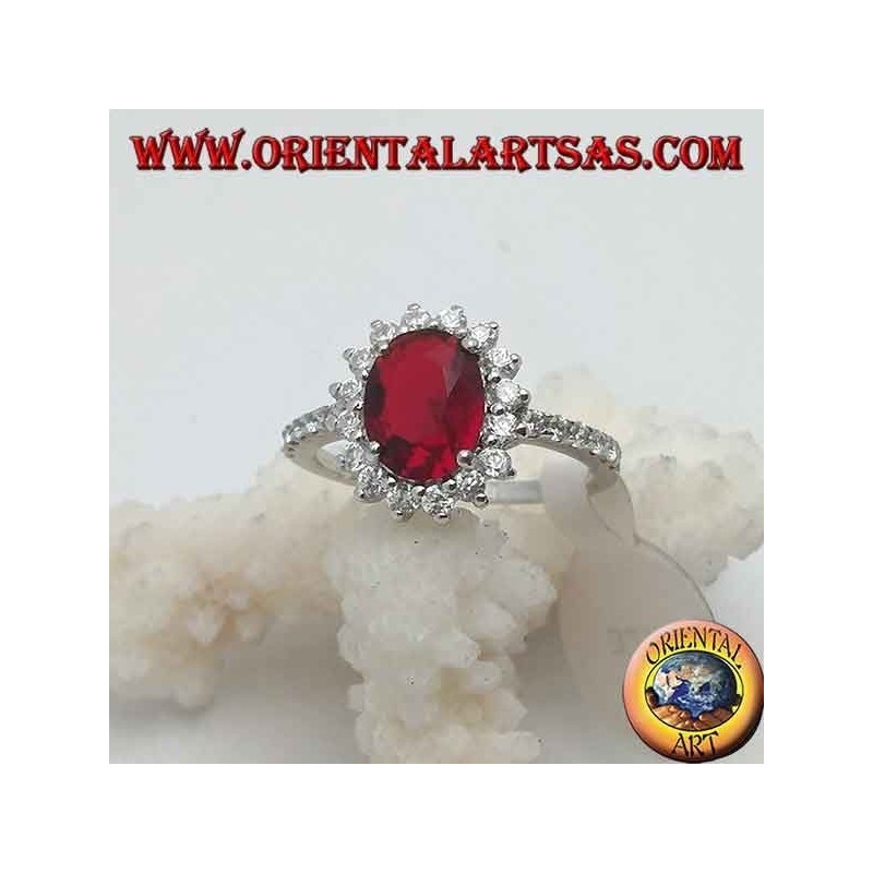 Bague en argent avec grenat ovale à facettes et zircons blancs autour et sur les côtés