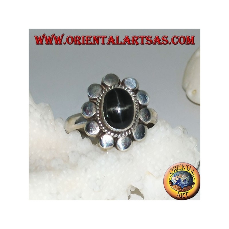 Anello in argento a fiore con black star ovale a cabochon contornata da intreccio e dischetti