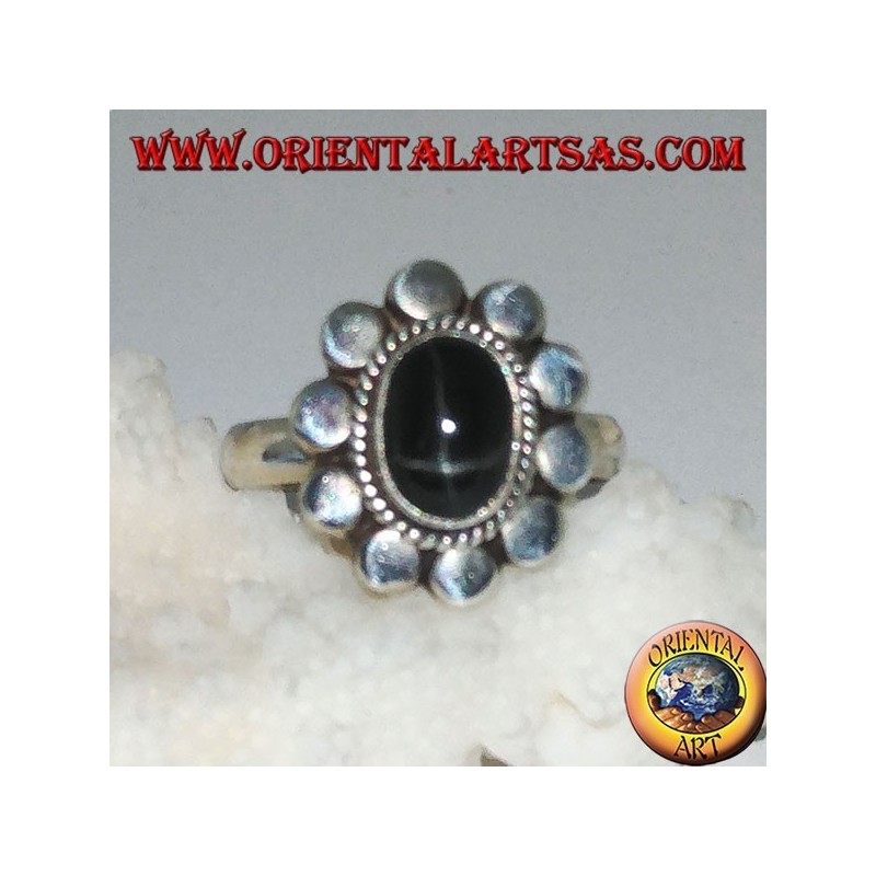 Anello in argento a fiore con black star ovale a cabochon contornata da intreccio e dischetti