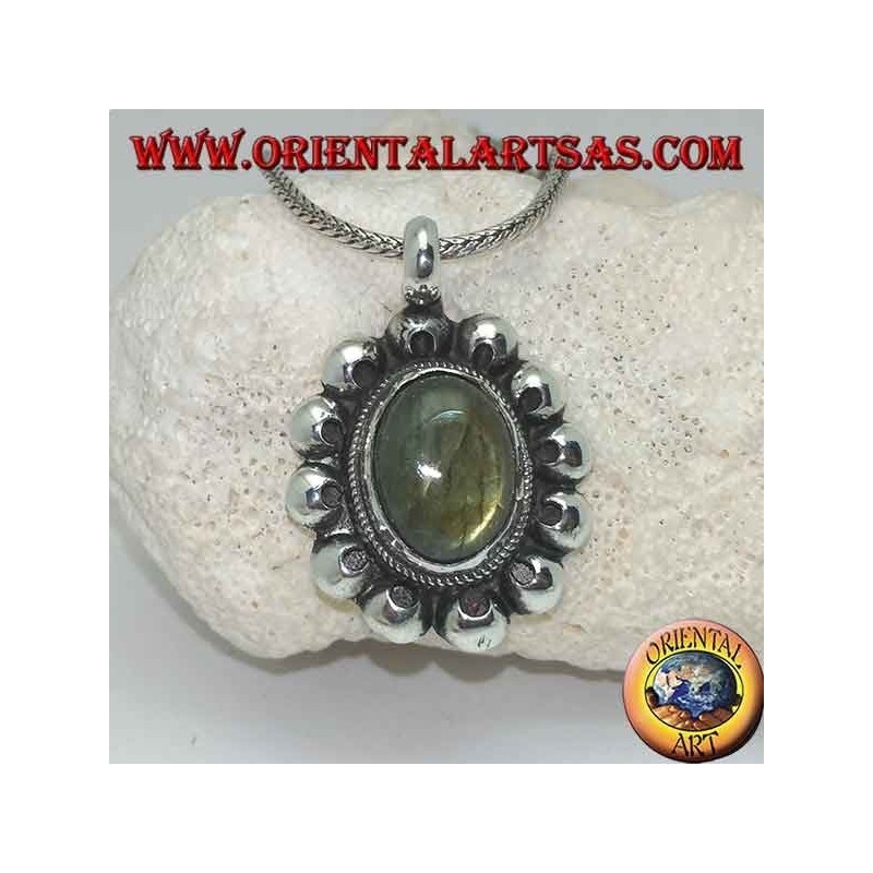 Colgante de flores de plata con labradorita oval cabujón rodeado de discos perforados