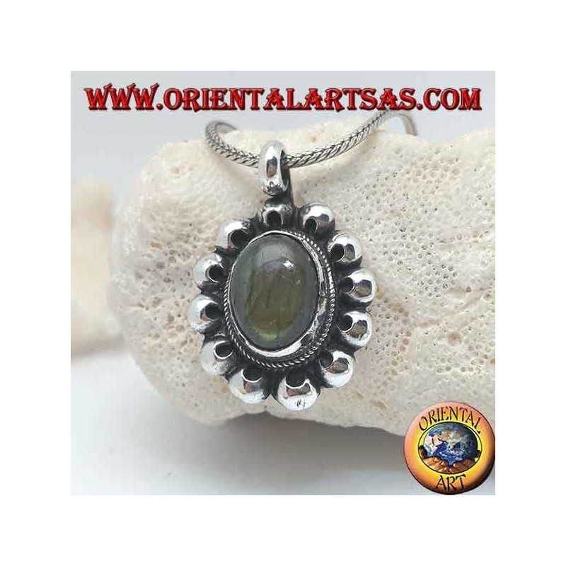 Colgante de flores de plata con labradorita oval cabujón rodeado de discos perforados
