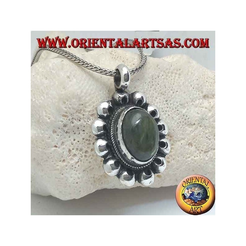Ciondolo in argento a fiore con labradorite ovale a cabochon contornata da dischetti traforat