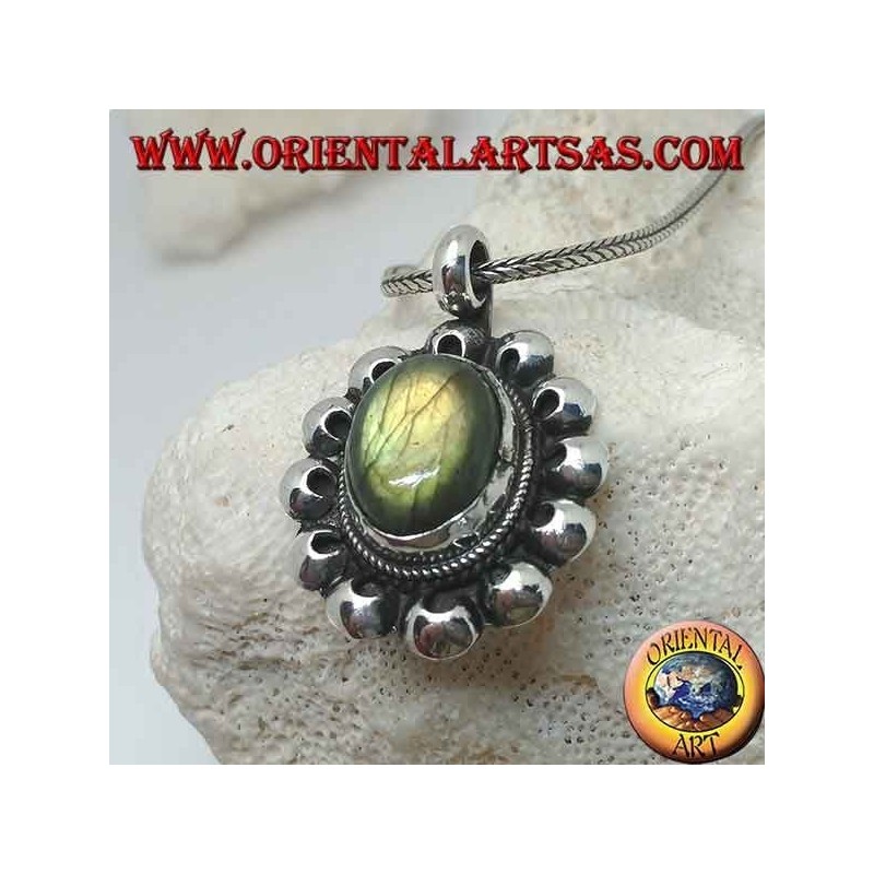 Ciondolo in argento a fiore con labradorite ovale a cabochon contornata da dischetti traforat