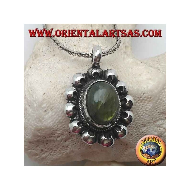 Ciondolo in argento a fiore con labradorite ovale a cabochon contornata da dischetti traforat