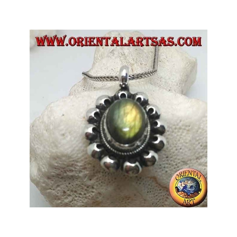 Pendentif fleur en argent avec labradorite cabochon ovale entouré de disques perforés