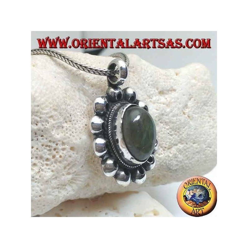 Pendentif fleur en argent avec labradorite cabochon ovale entouré de disques perforés
