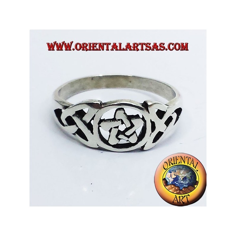 Anello pentacolo con nodo celtico in argento