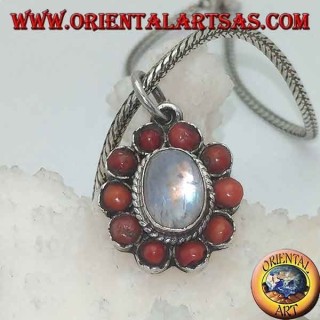 Ciondolo in argento a fiore con pietra di luna arcobaleno cabochon e coralli tibetani a petali