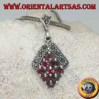 Pendentif losange en argent avec neuf grenats et entouré de marcassites en haut
