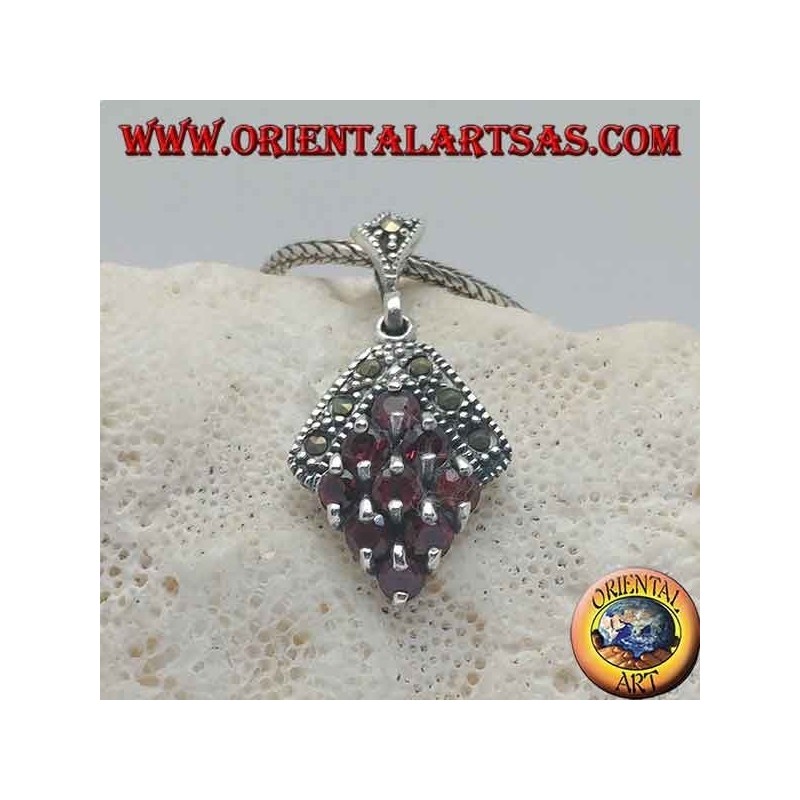 Pendentif losange en argent avec neuf grenats et entouré de marcassites en haut