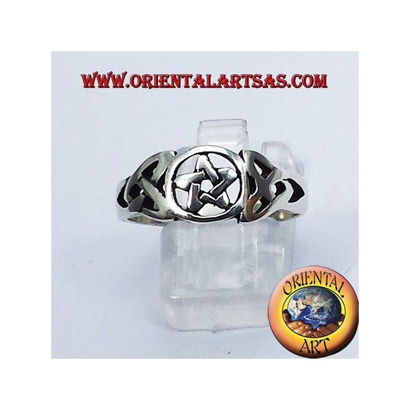 Anello pentacolo con nodo celtico in argento