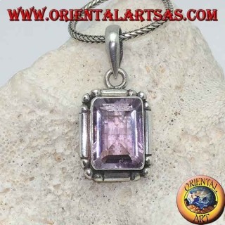 Colgante de plata con una hermosa amatista rectangular natural en un marco simple con bolas en las esquinas