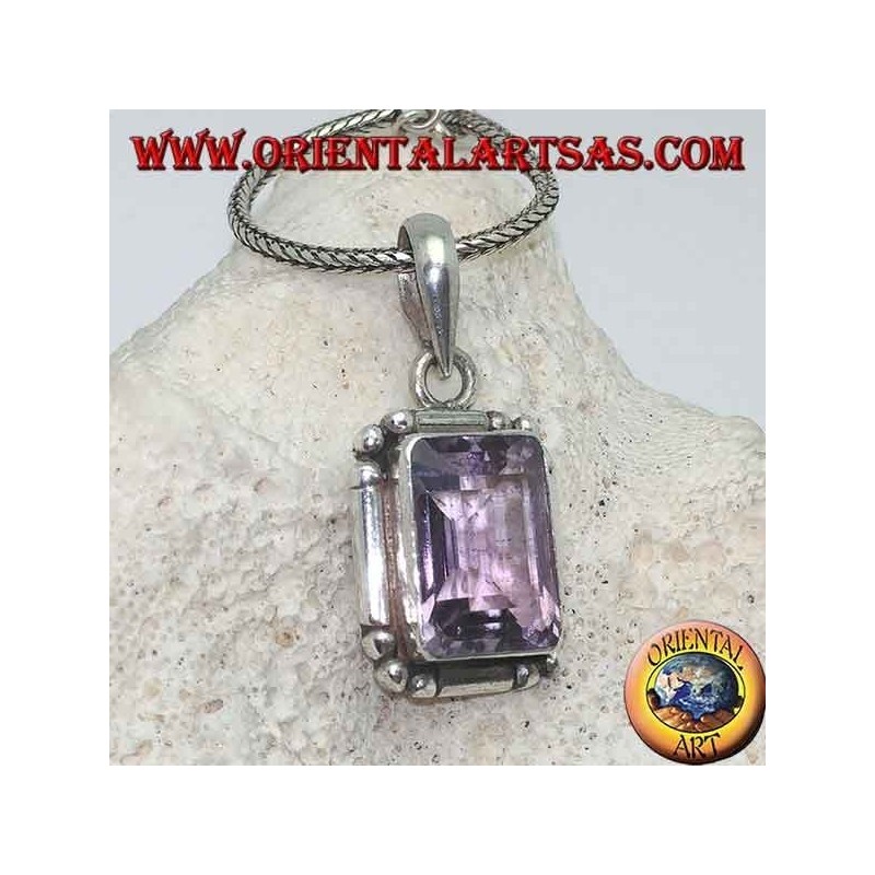 Pendentif en argent avec une splendide améthyste rectangulaire naturelle sur un cadre simple avec des boules aux coins