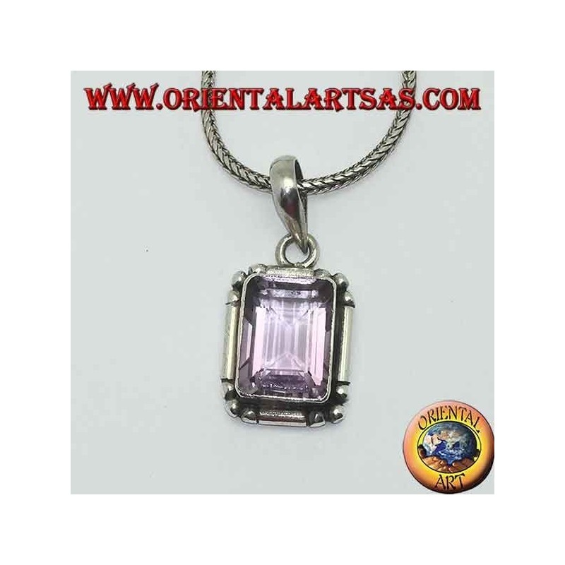 Colgante de plata con una hermosa amatista rectangular natural en un marco simple con bolas en las esquinas