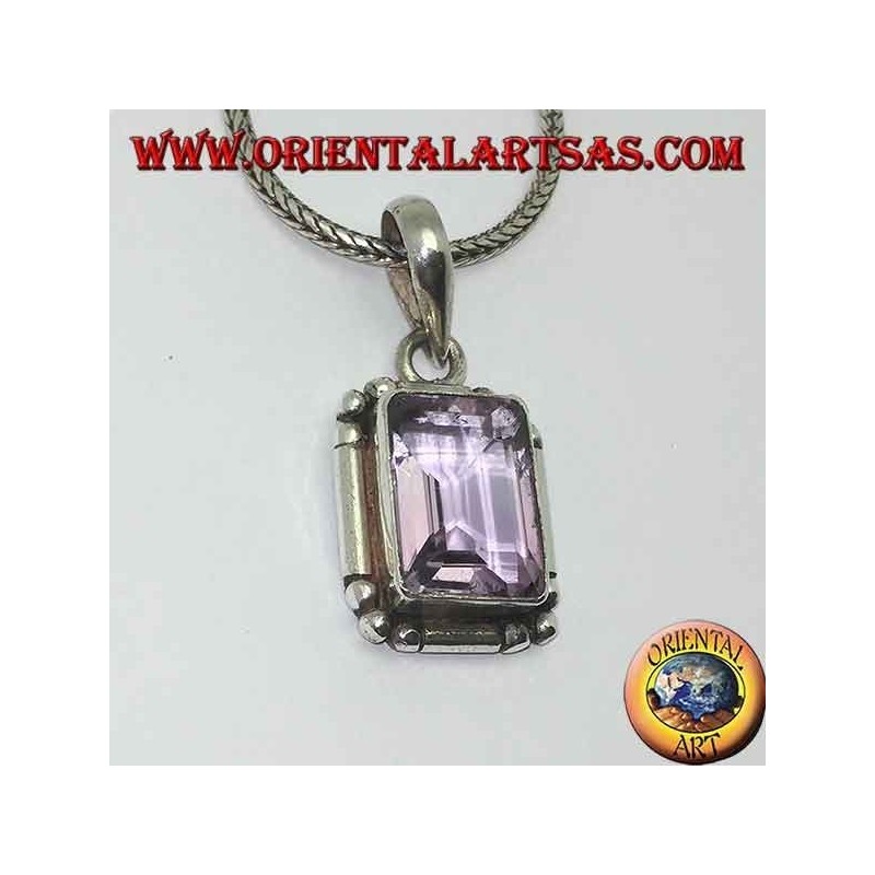 Colgante de plata con una hermosa amatista rectangular natural en un marco simple con bolas en las esquinas