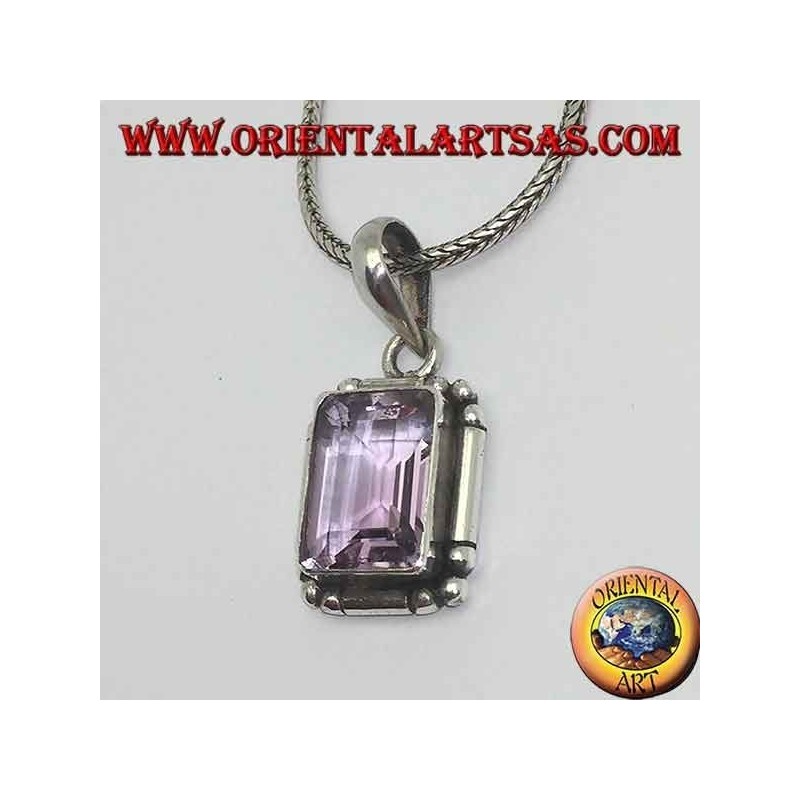 Pendentif en argent avec une splendide améthyste rectangulaire naturelle sur un cadre simple avec des boules aux coins