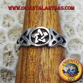 Ring aus 925 Sterling Silber mit Pentagramm und durchbrochenen Tyrone-Knoten.