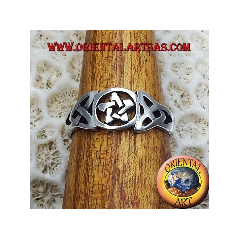 Anillo de plata 925 con pentáculo central y Nudos de Tyrone (nudos celtas de cuatro puntas) calados.