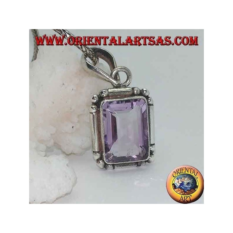 Pendentif en argent avec une splendide améthyste rectangulaire naturelle sur un cadre simple avec des boules aux coins