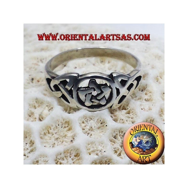 Anello pentacolo con nodo celtico in argento