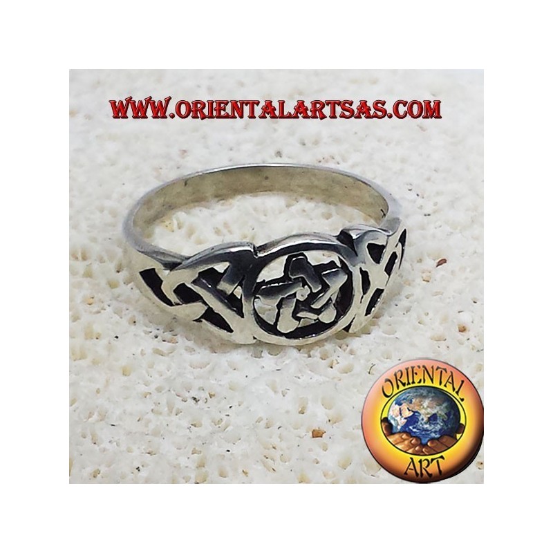 Anello pentacolo con nodo celtico in argento