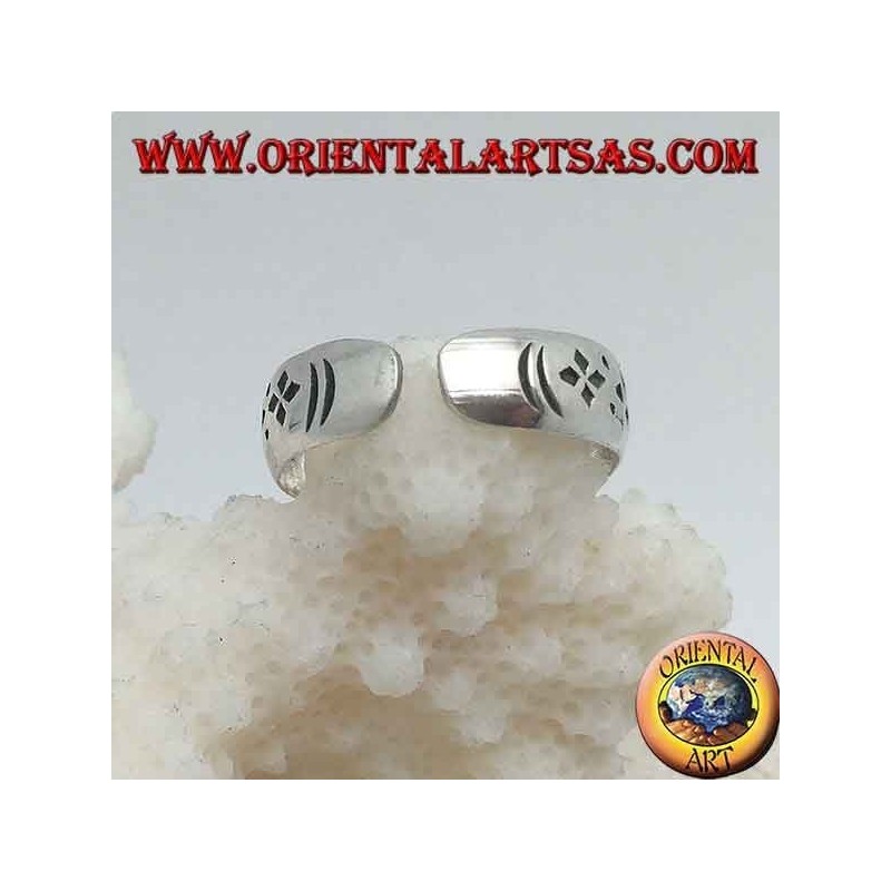 Silver ring for feet or banded phalanx with engraved punch decoration