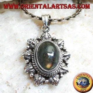 Pendentif en argent avec une labradorite cabochon ovale entourée d'une tresse et d'une feuille et d'une boule alternée