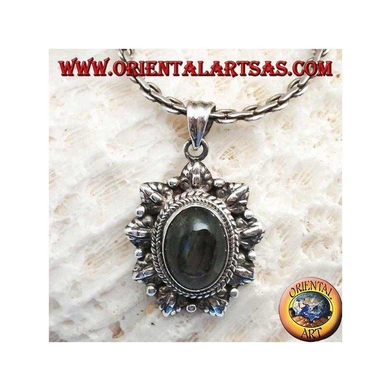 Pendentif en argent avec une labradorite cabochon ovale entourée d'une tresse et d'une feuille et d'une boule alternée