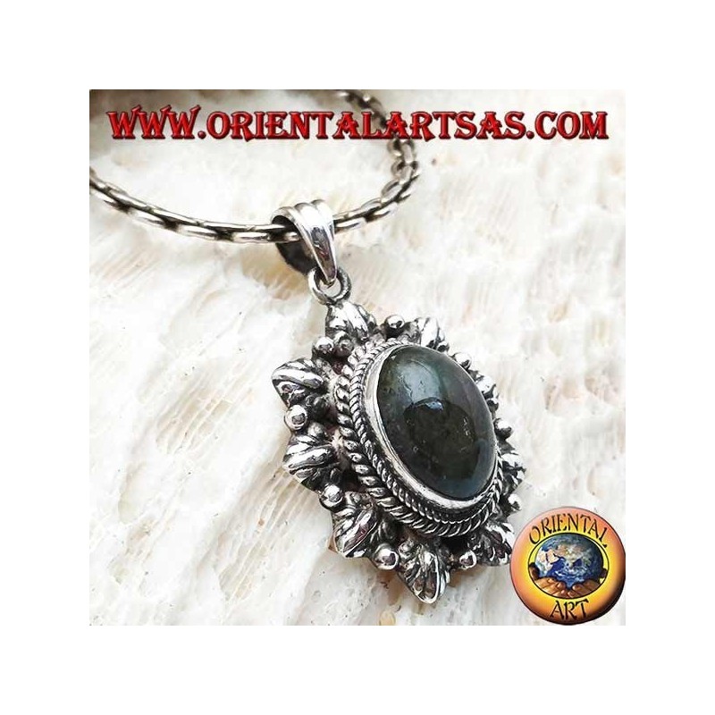 Pendentif en argent avec une labradorite cabochon ovale entourée d'une tresse et d'une feuille et d'une boule alternée
