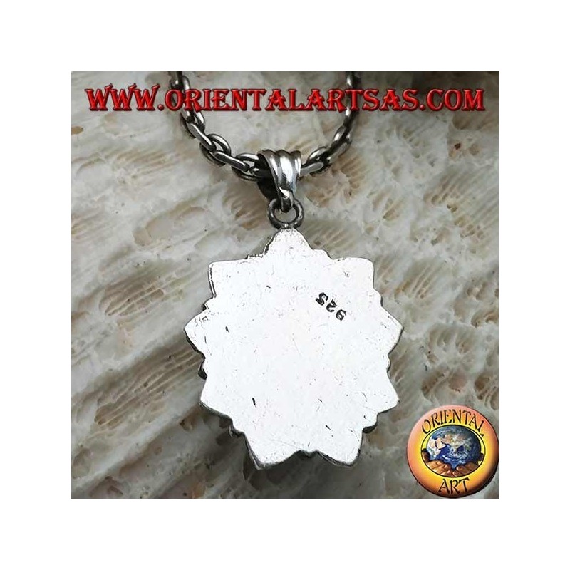 Silberanhänger mit ovalem Cabochon-Labradorit, umgeben von Geflecht und Blatt und abwechselnder Kugel