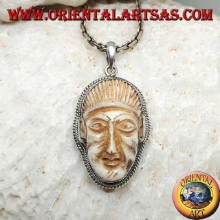 Colgante de plata con una cara cameo en un colmillo