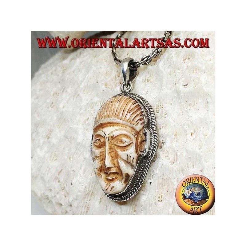 Pendentif en argent avec un camée visage sur un croc