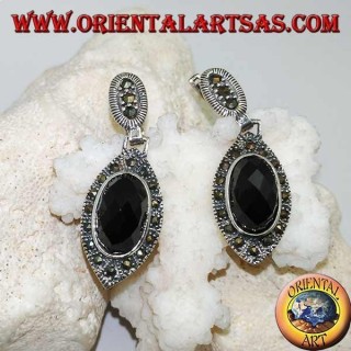 Pendientes de plata con ónice facetado ovalado rodeado de marcasita y cierre de lóbulo.