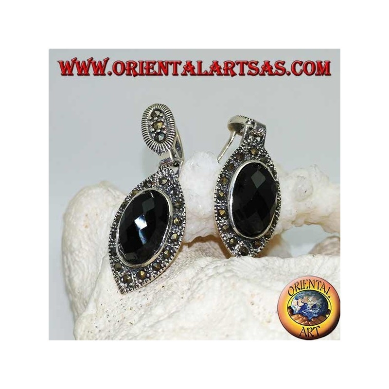 Pendientes de plata con ónice facetado ovalado rodeado de marcasita y cierre de lóbulo.