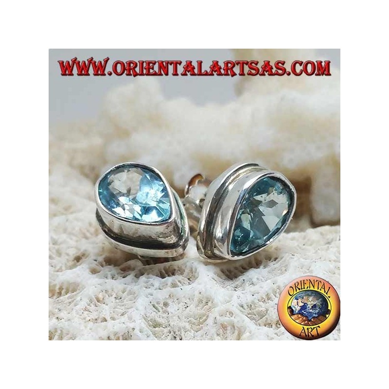 Boucles d'oreilles lobe en argent avec topaze goutte bleue sur un sertissage simple en argent