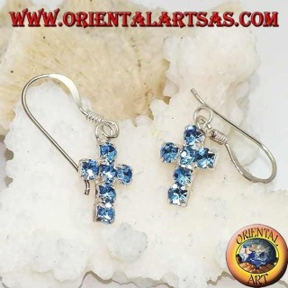 Boucles d'oreilles en argent avec un pendentif croix de zircons bleus sertis