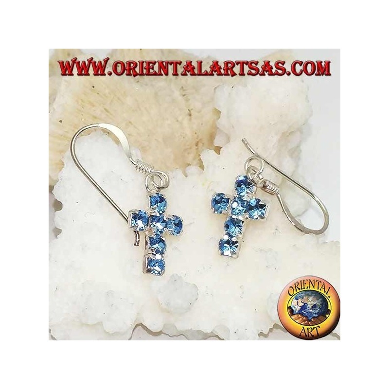Boucles d'oreilles en argent avec un pendentif croix de zircons bleus sertis