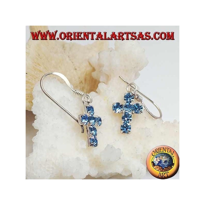 Set de pendientes de plata con una cruz colgante de circonitas azules